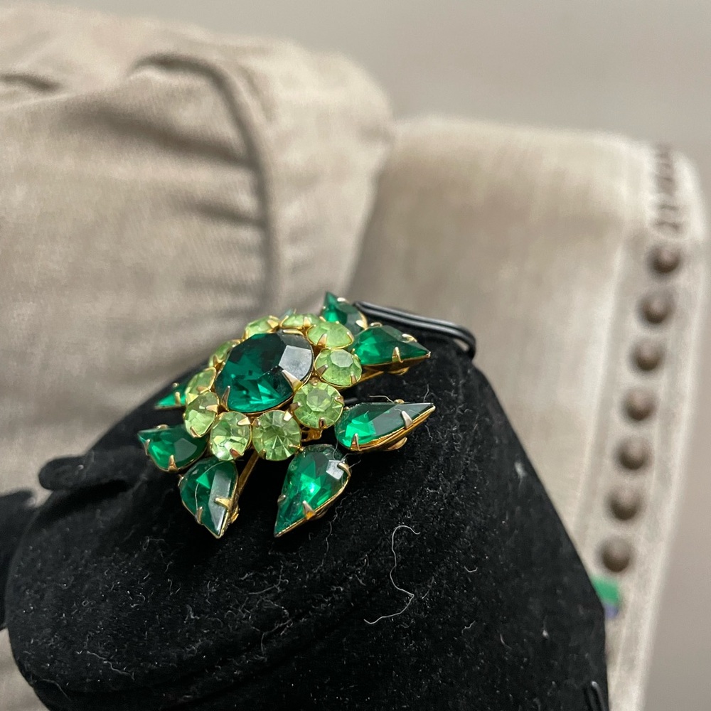 Gorgeous Judy Lee emerald pin